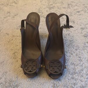 Tory Burch Brown Leather Peep-toe Sling backs
Fabulous condition